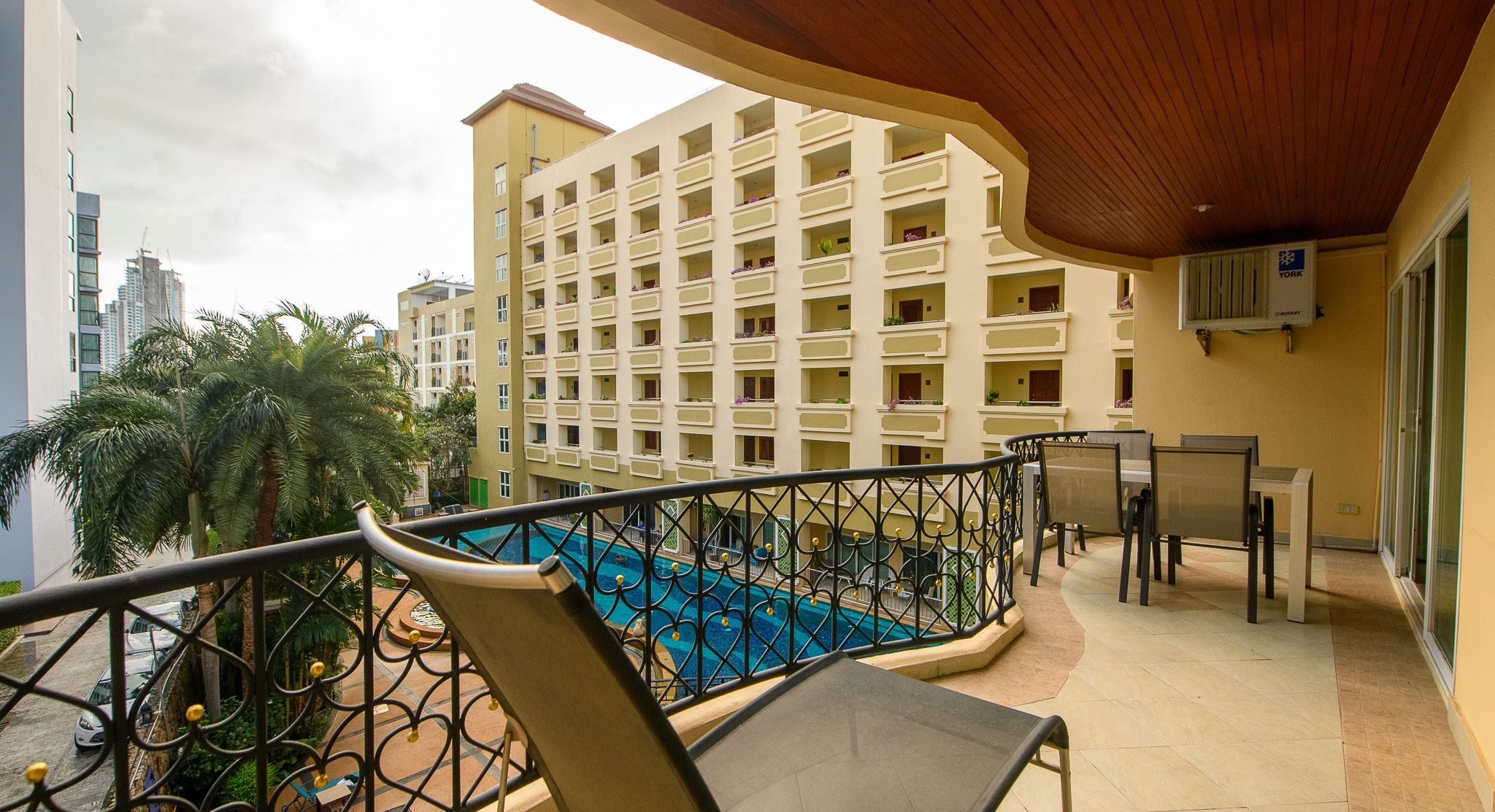 Stunning Large 1 Bed Condo - Priced to SELL Pattaya Thailand 