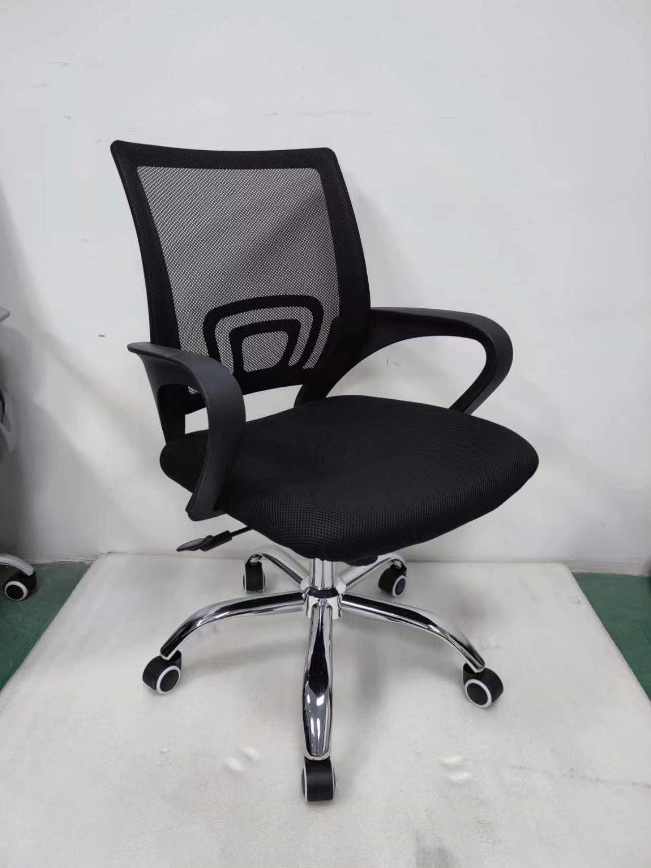 Office Chairs Closeout. 2000 units. EXW Los Angeles $19.00 unit.