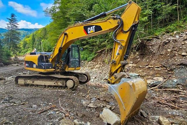 Available  CAT 323D nl
