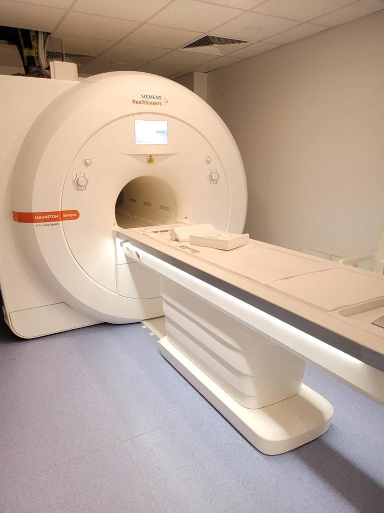 Siemens Magnetom Sempra 1.5 Tesla MRI