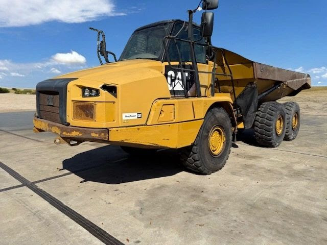 2016 Cat 725C Off Road Truck w/Tailgate