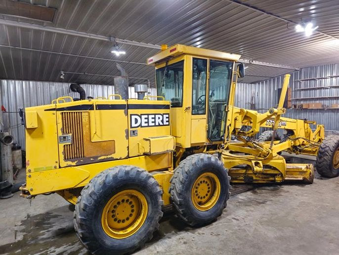 2000 John Deere 772CH Road Grader, AWD