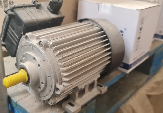 MOTORES TRIFÁSICOS Y MONOFÁSICOS - THREE-PHASE AND MONOPHASE MOTORS.