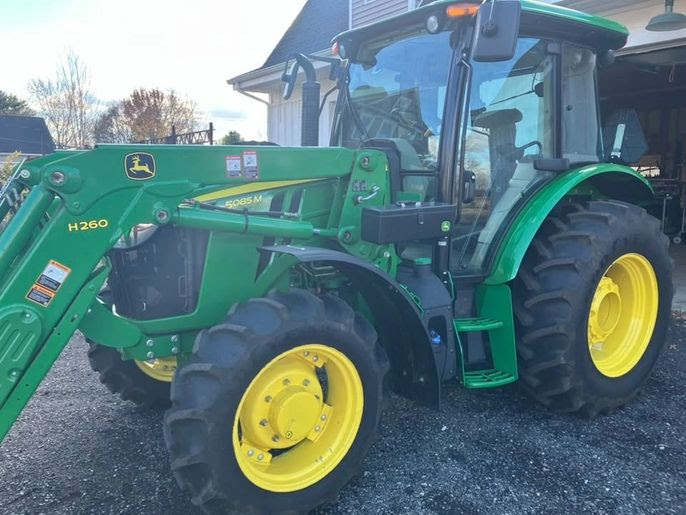 2015 John Deere 5085M Tractor Loader