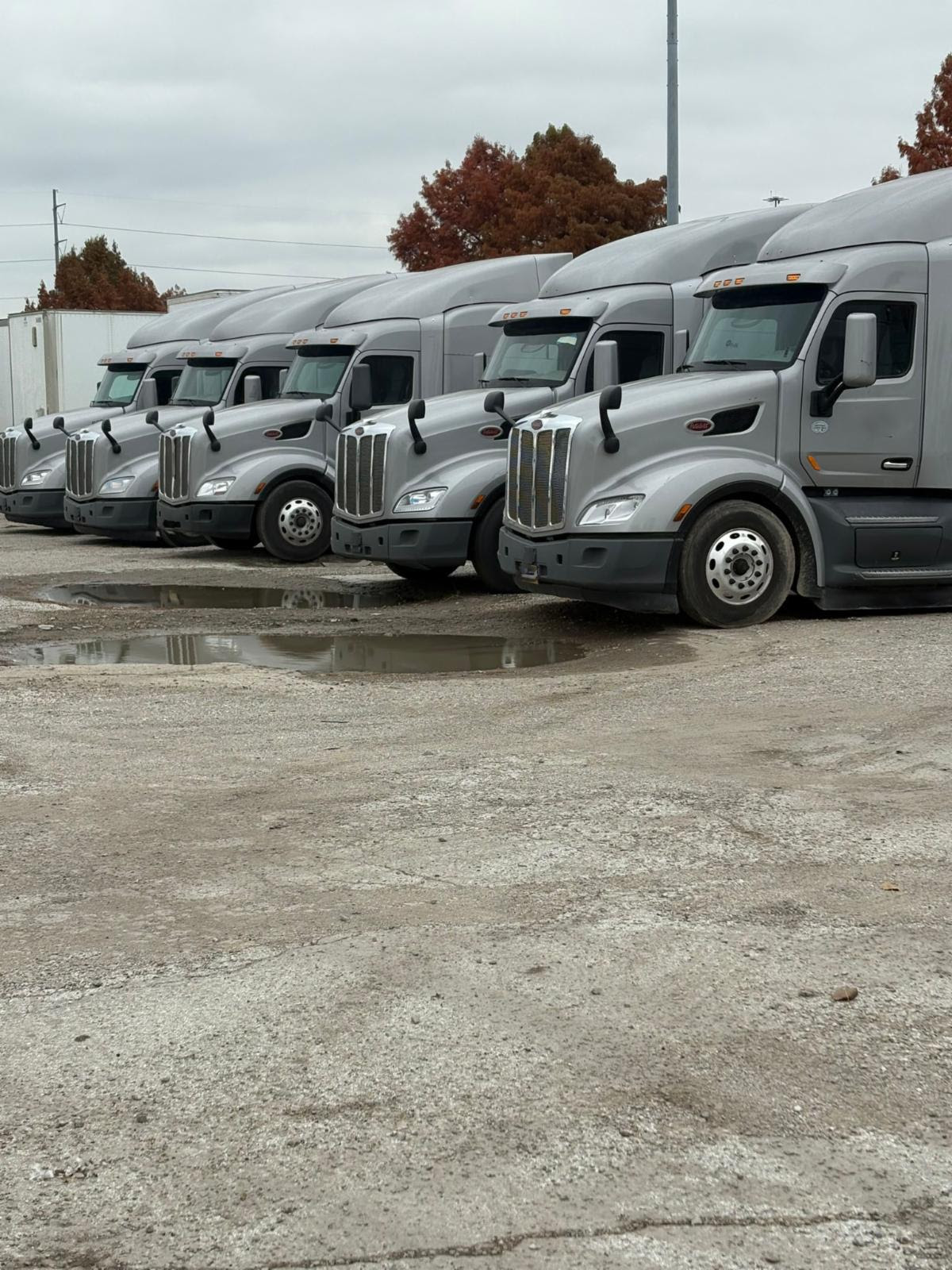 13-2020 Peterbilt 579 Double Bunk Sleepers.