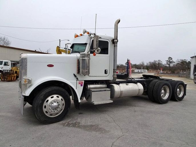 2011 Pete 388 Tractor, Tandem Axle 