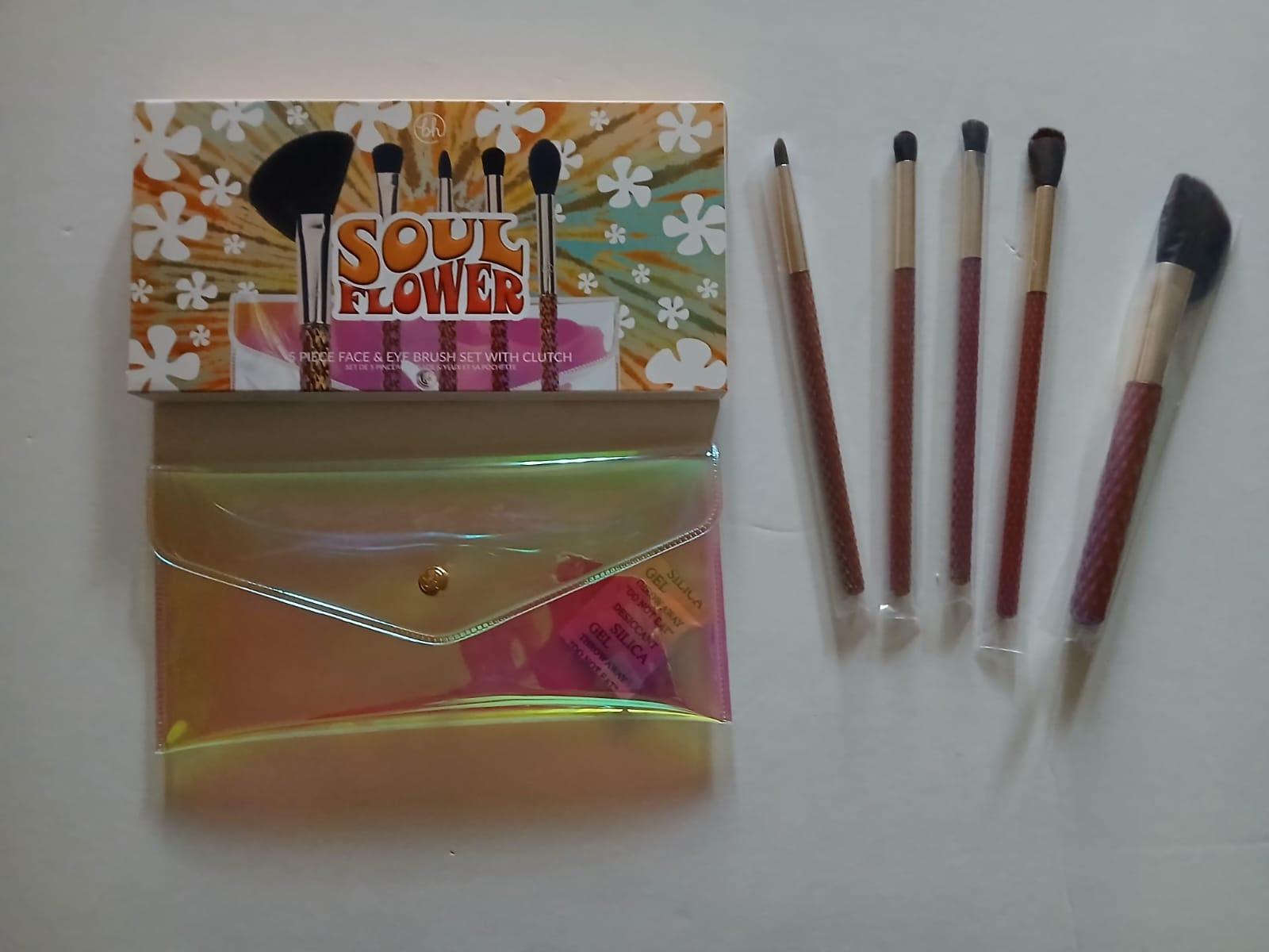 Soul Flower 5 Piece Face & Eye Brush Set with Clutch. 5500 Sets. EXW Los Angeles $2.95 Set.