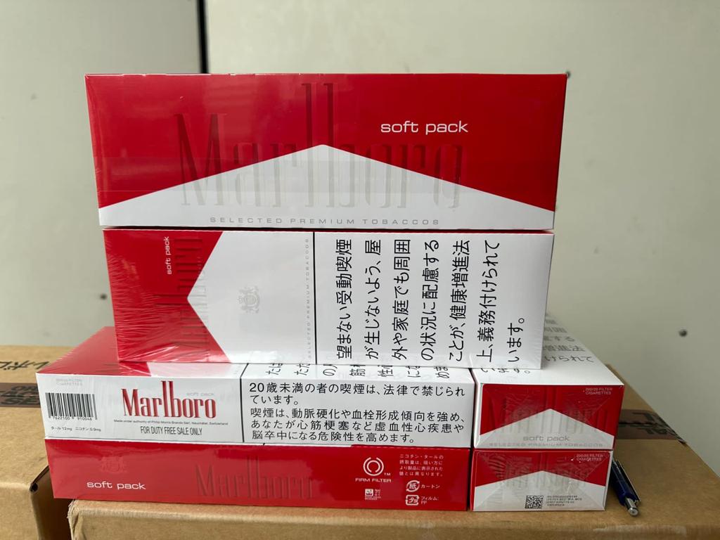 Marlboro cigarettes (Japanese text).