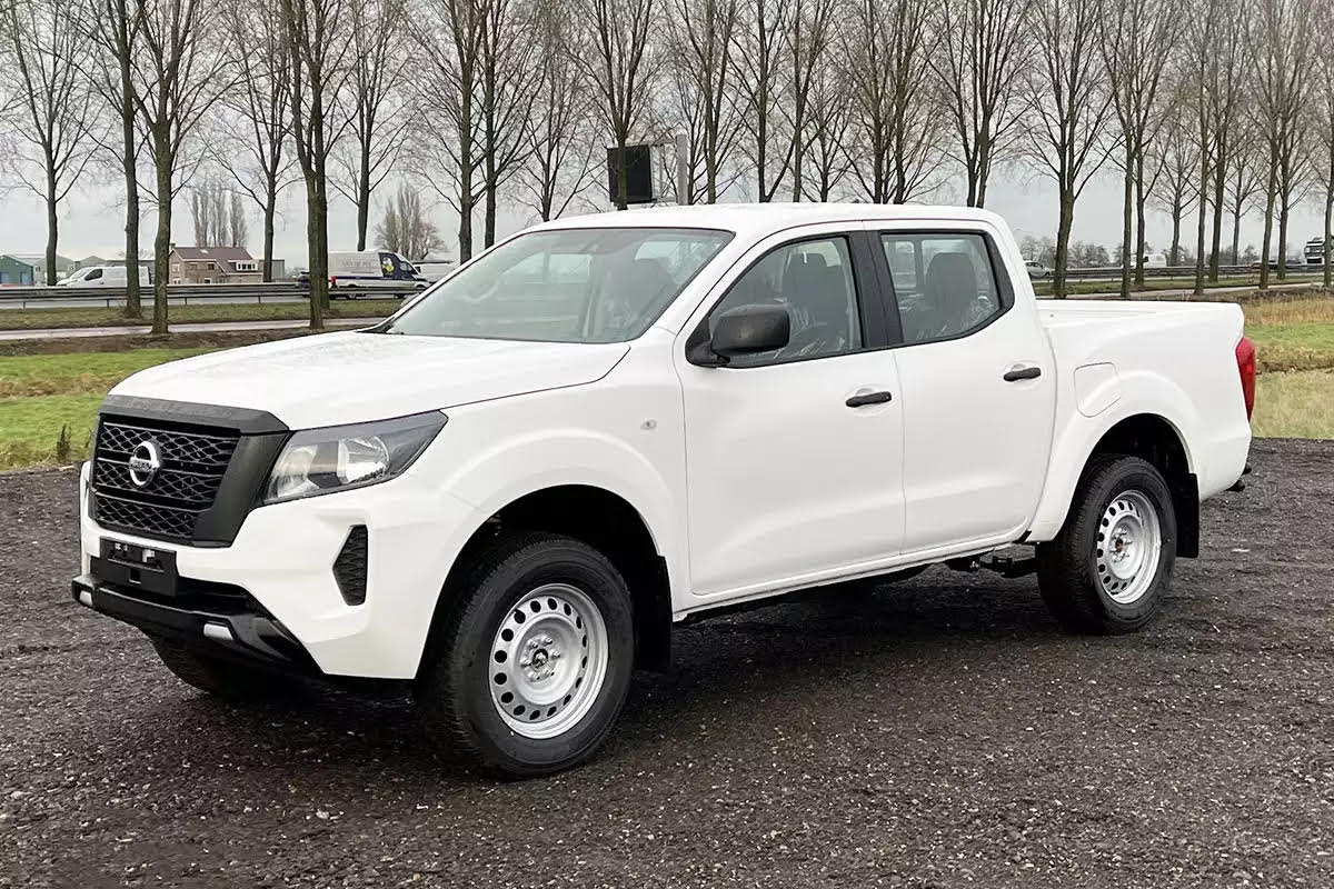 128 units New Nissan Navara XE 2.5D 4x4 Double Cab Pick-up