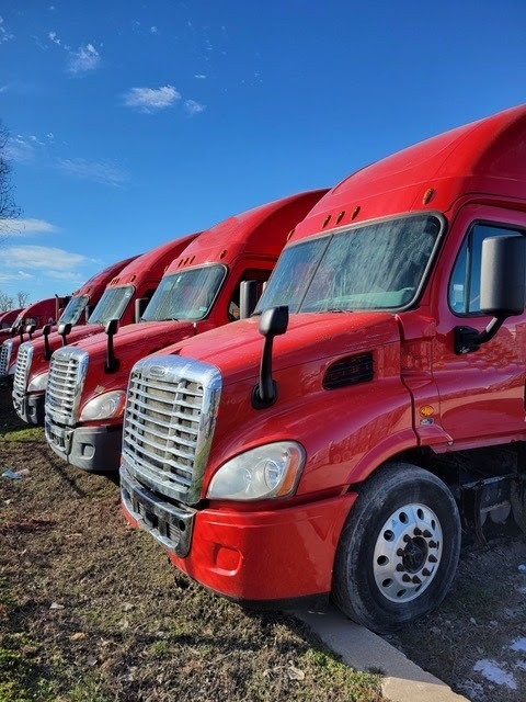 (11) 2016 Freightliner Cascadia CA113 Sleepers