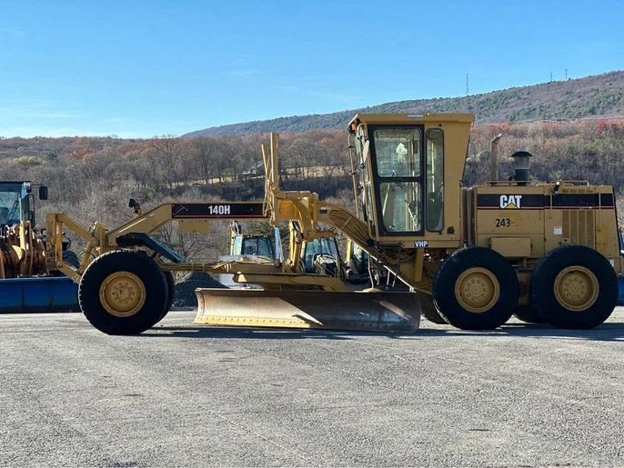 2002 CAT 140H Road Grader