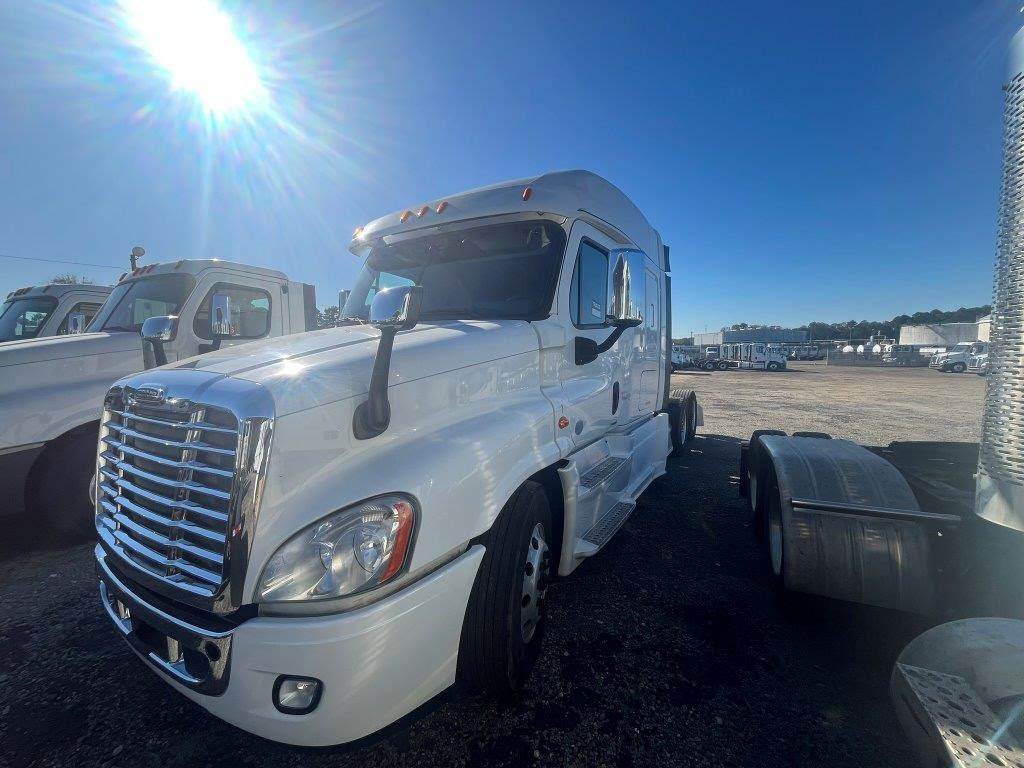 (1) 2015 & (3) 2019 Freightliner Cascadia 125 Mid Roof Sleepers