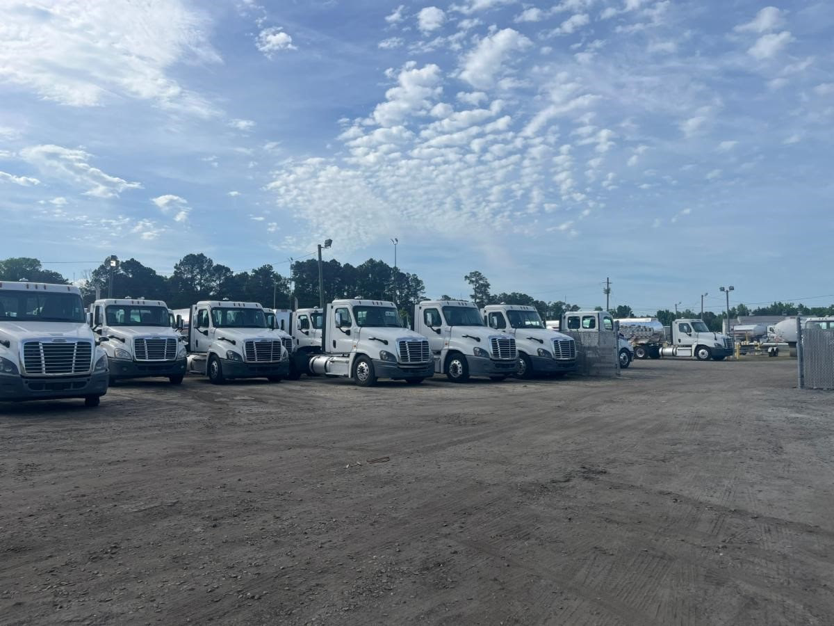 10 Freightliner Cascadia 125 Day Cabs