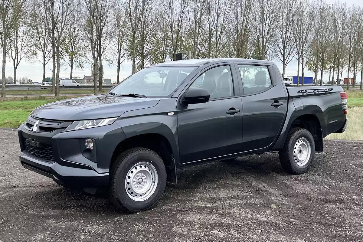 37 units available Mitsubishi L200 GL 4x4 Double Cab Pick-up