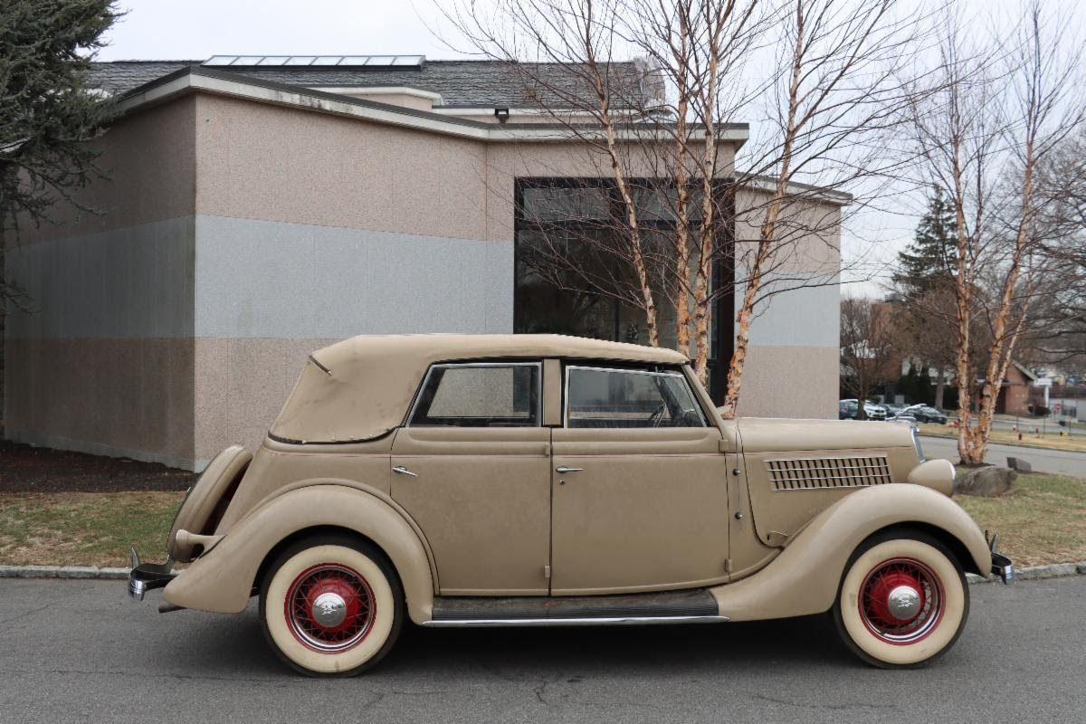 1935 Ford Model 48 V8 Deluxe Convertible Sedan