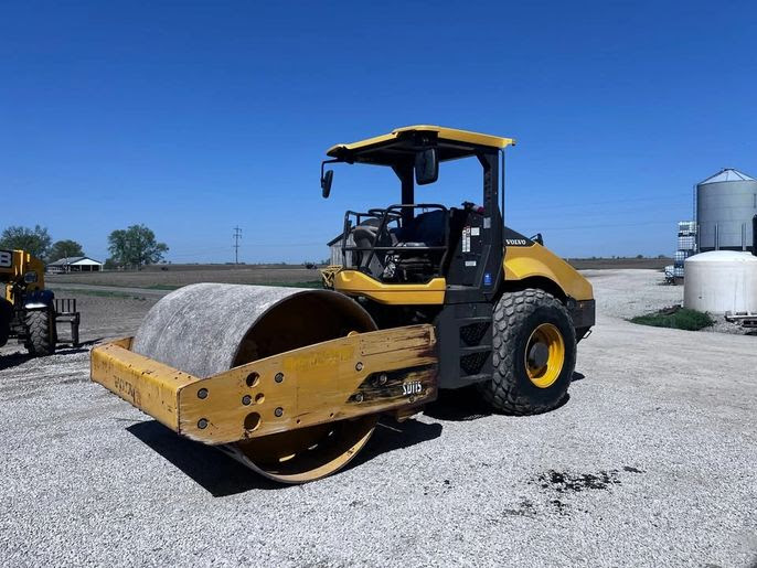 2015 Volvo SD115 84” Smooth Dirt Roller