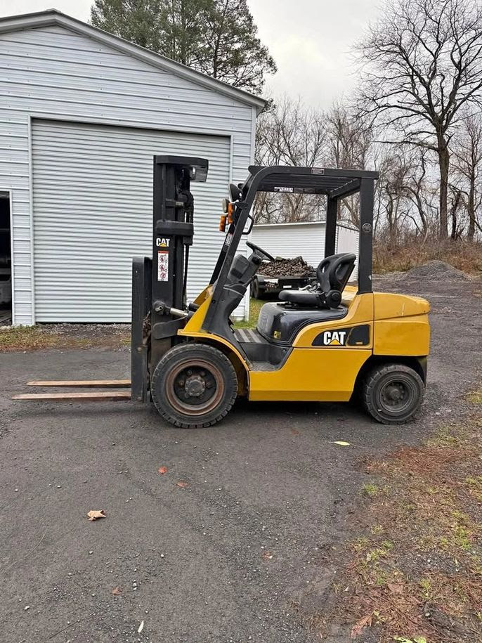 2008 CAT FG30N 6000lb Forklift