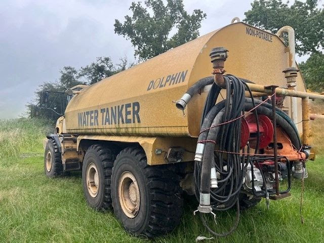 2005 John Deere 300D Articulated Water Truck