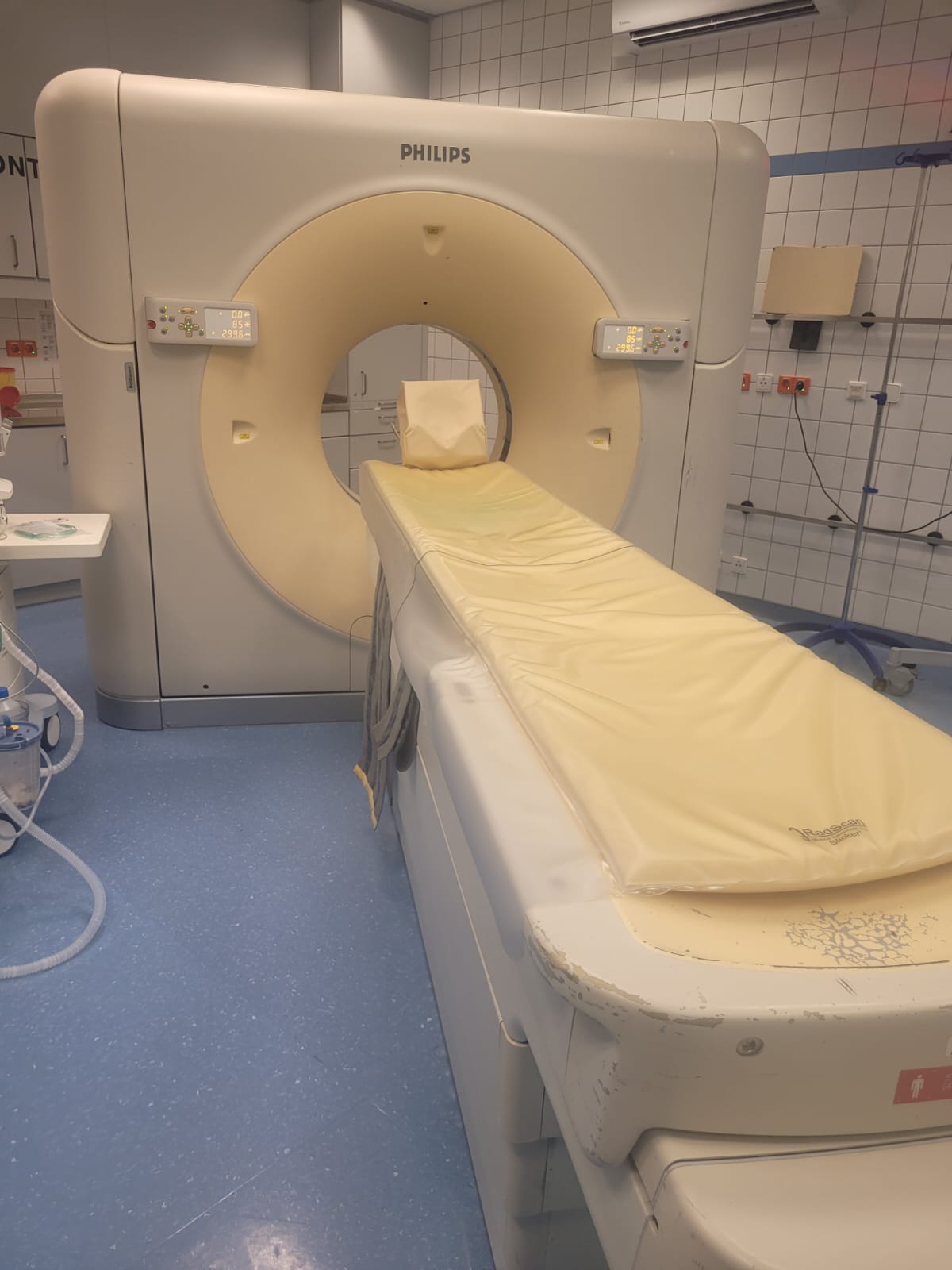 Four high-quality used Philips imaging systems