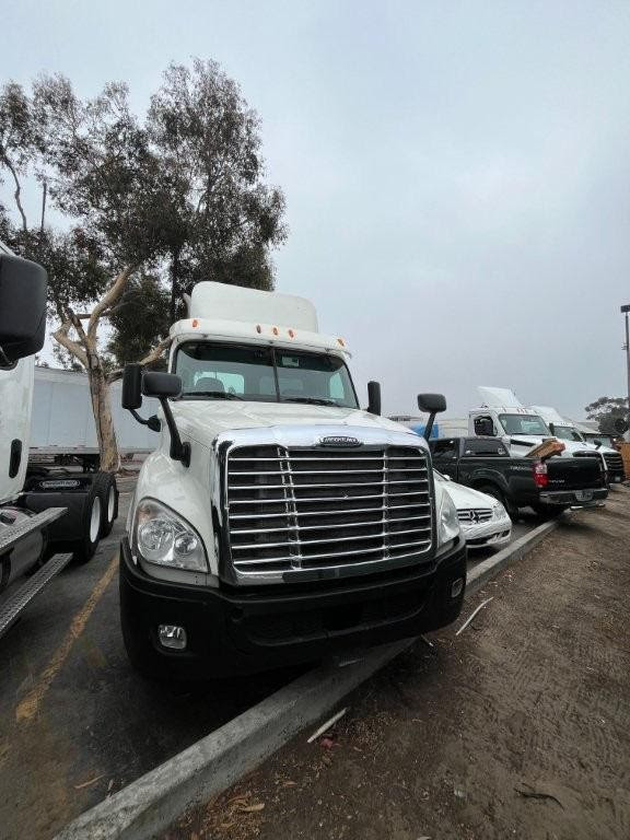 2011 Freightliner Cascadia Day Cab
