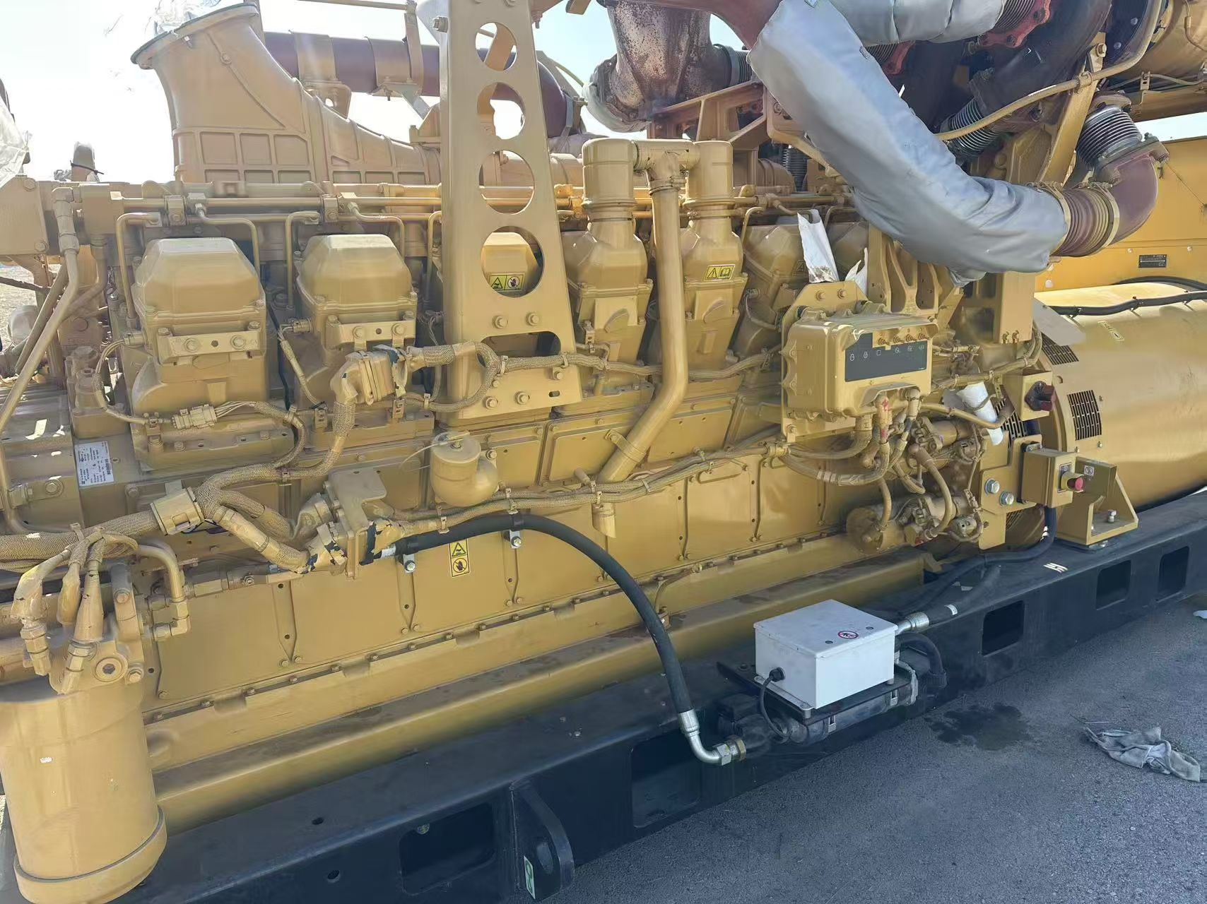CAT 3516E,year:2020,each power:2800kw,hours:10,Voltage:400v,50hz,Fuel:Diesel Oil,Standby