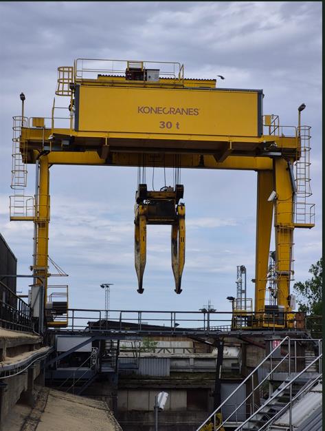 KONECRANES RAIL-MOUNTED CRANE FOR UNLOADING LOG LOADS