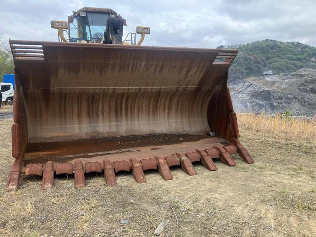 KOMATSU   WHEEL LOADER  Model:  WA800-1