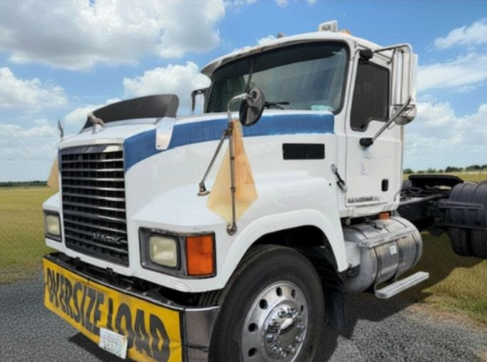 2007 Mack CHU613 Day Cab Semi Truck 